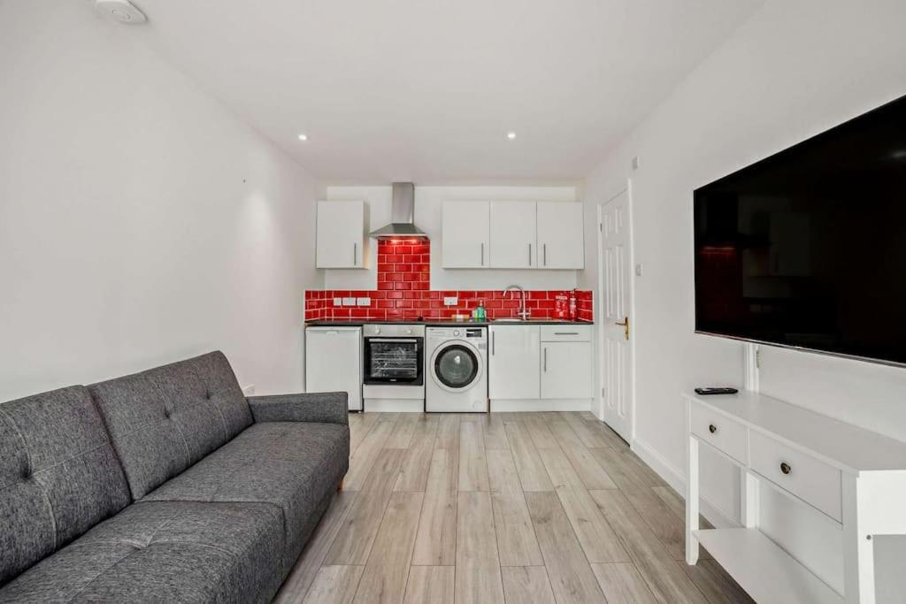 Beautiful 4-5 Bedroom Village House With Rural Views Salford  Exterior foto