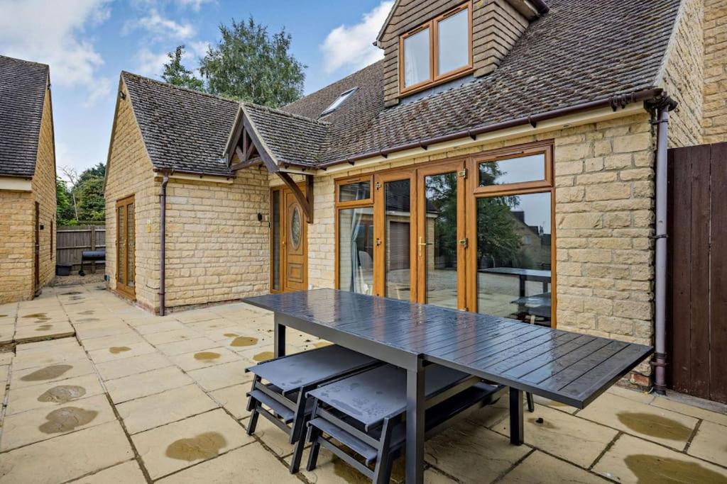 Beautiful 4-5 Bedroom Village House With Rural Views Salford  Exterior foto