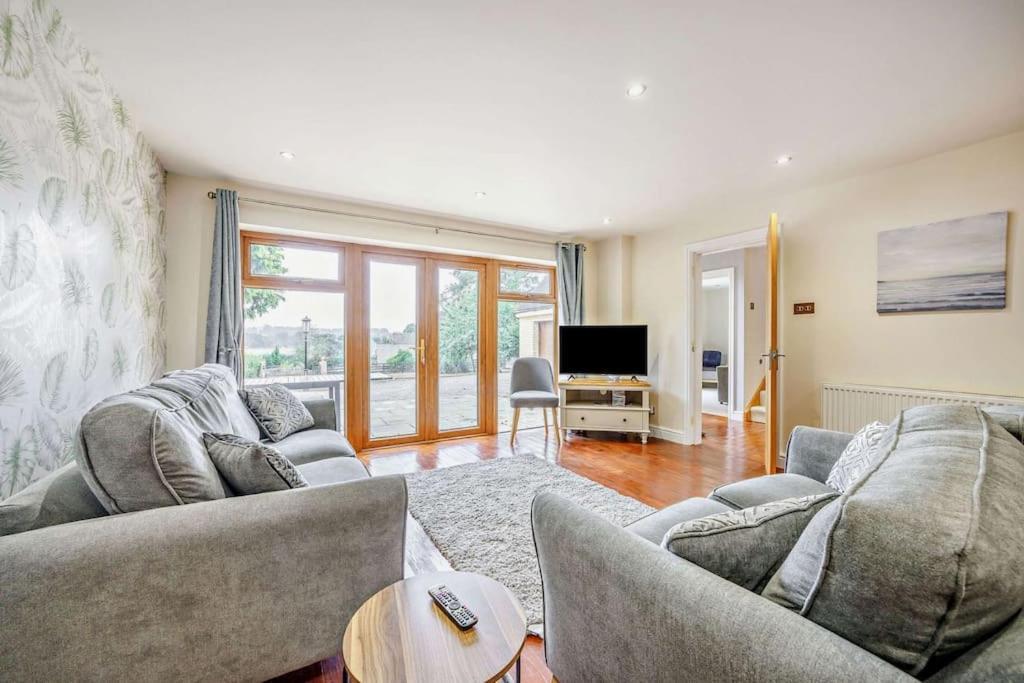 Beautiful 4-5 Bedroom Village House With Rural Views Salford  Exterior foto