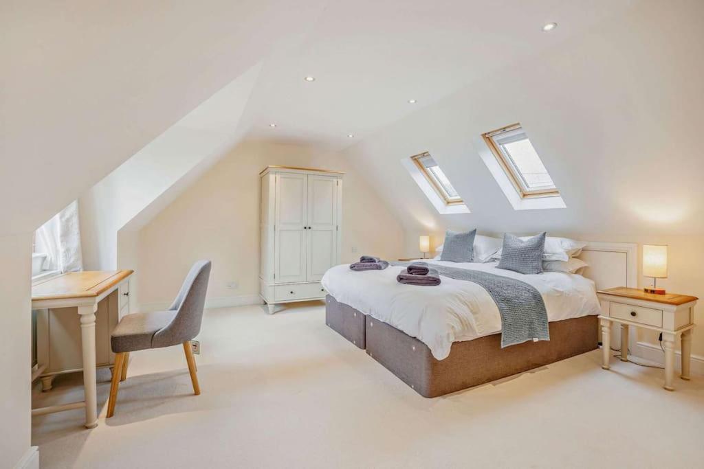 Beautiful 4-5 Bedroom Village House With Rural Views Salford  Exterior foto