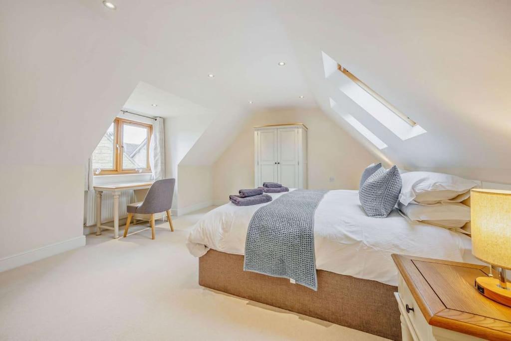 Beautiful 4-5 Bedroom Village House With Rural Views Salford  Exterior foto