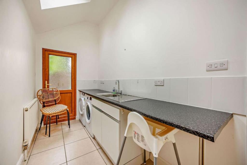 Beautiful 4-5 Bedroom Village House With Rural Views Salford  Exterior foto